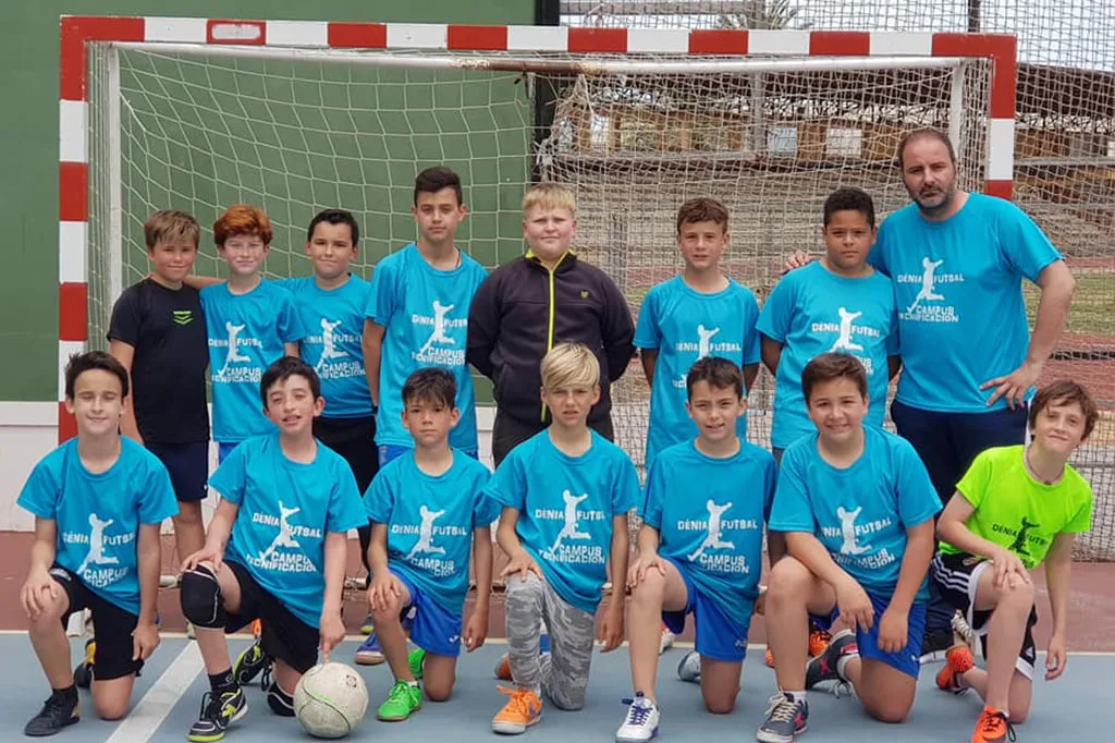 Diversión y aprendizaje en el 'VI Campus de Tecnificación de Fútbol Sala' 2 jose luis mengual con un grupo de alumnos