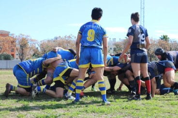 jugador del denia rugby club introduciendo un balon en la mele