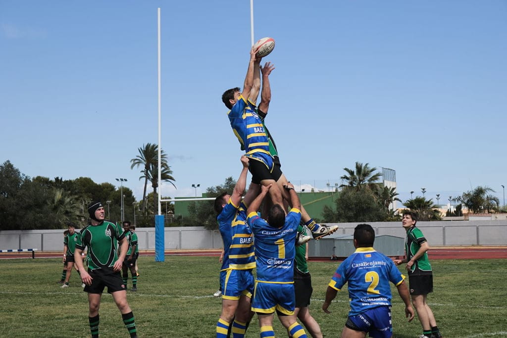 jugador dianense ganando una touche