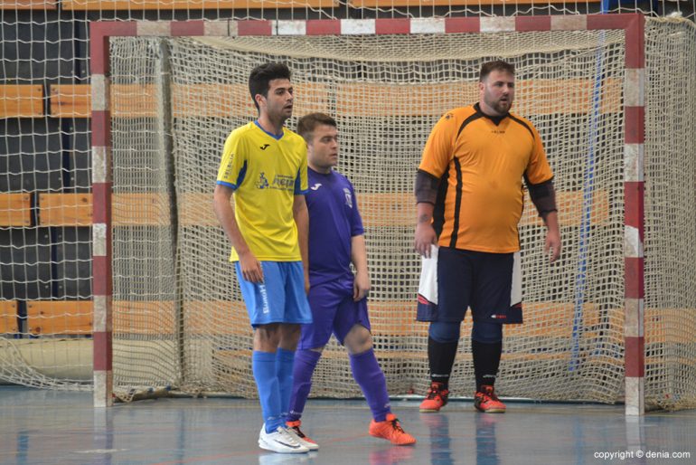 Dianense player guarded by a defender of the Promises Alicante