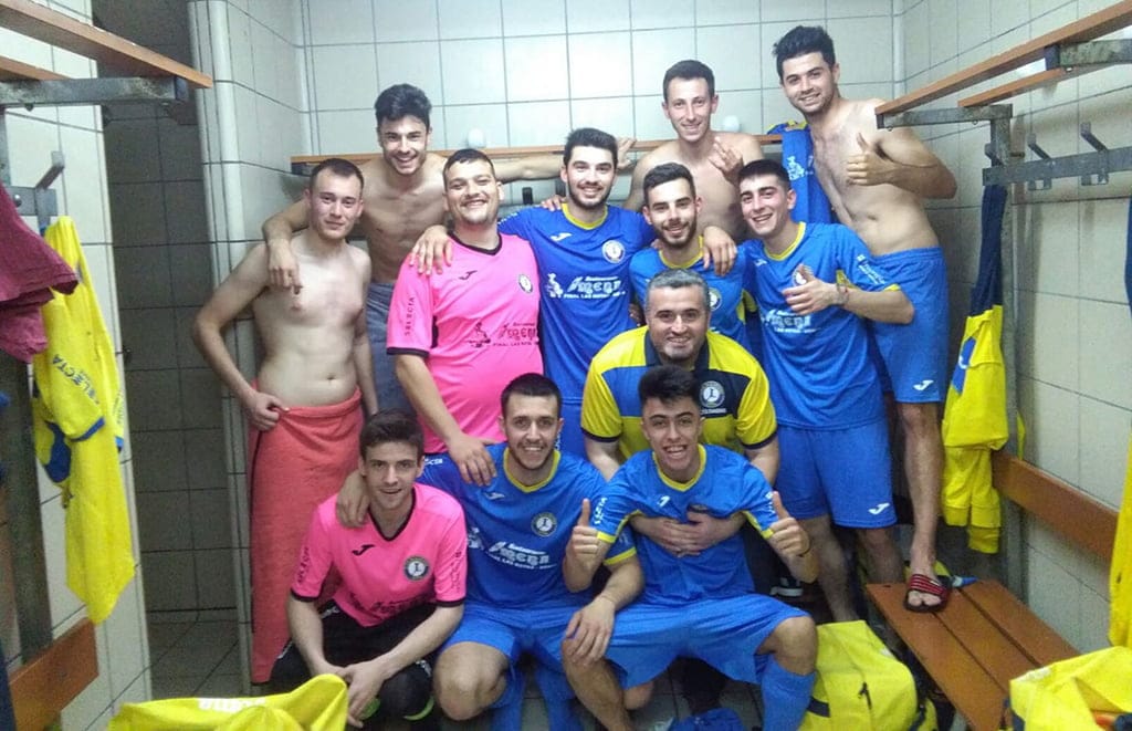 jugadores del dianense celebrando la victoria en el vestuario