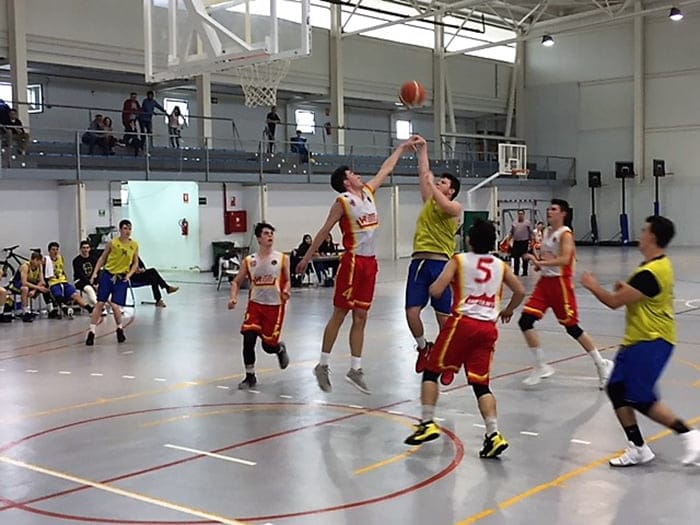 El senior Autonómico del Dénia Básquet perdió ante el SCD Carolinas por 75 a 61 3 lanzamiento de un junior dianense a canasta