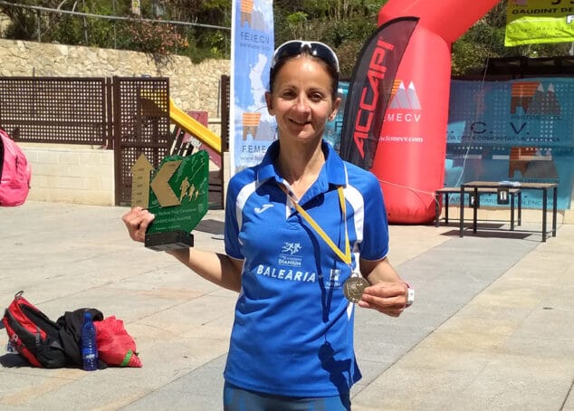 laurence rastell luciendo su medalla