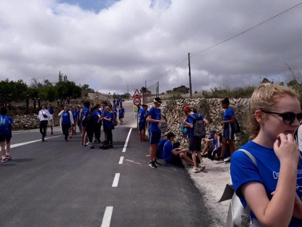 los alumnos durante el recorrido solidario