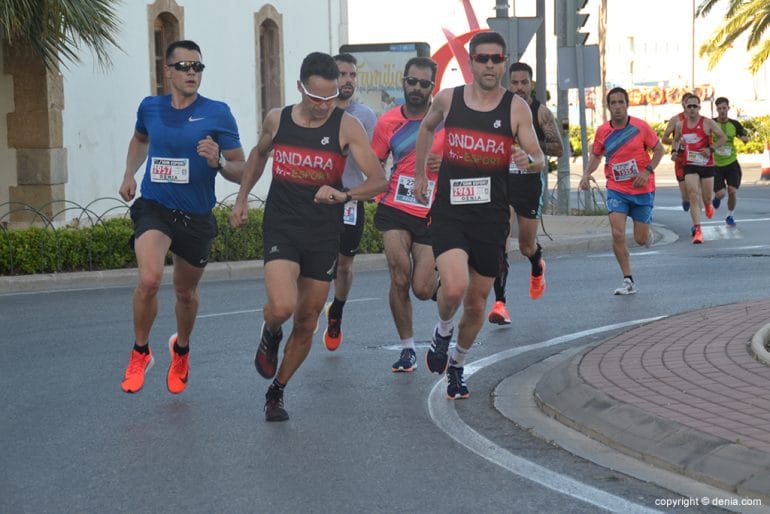 Los atletas del Tri-Ondara en el puerto