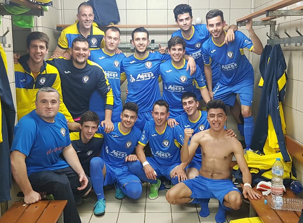 los dianenses celebrando la victoria en el vestuario