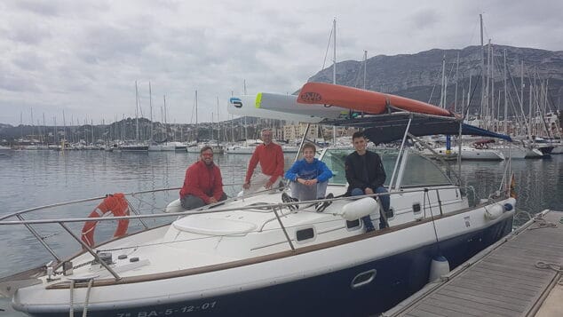 los tres palistas del rcn denia con el entrenador