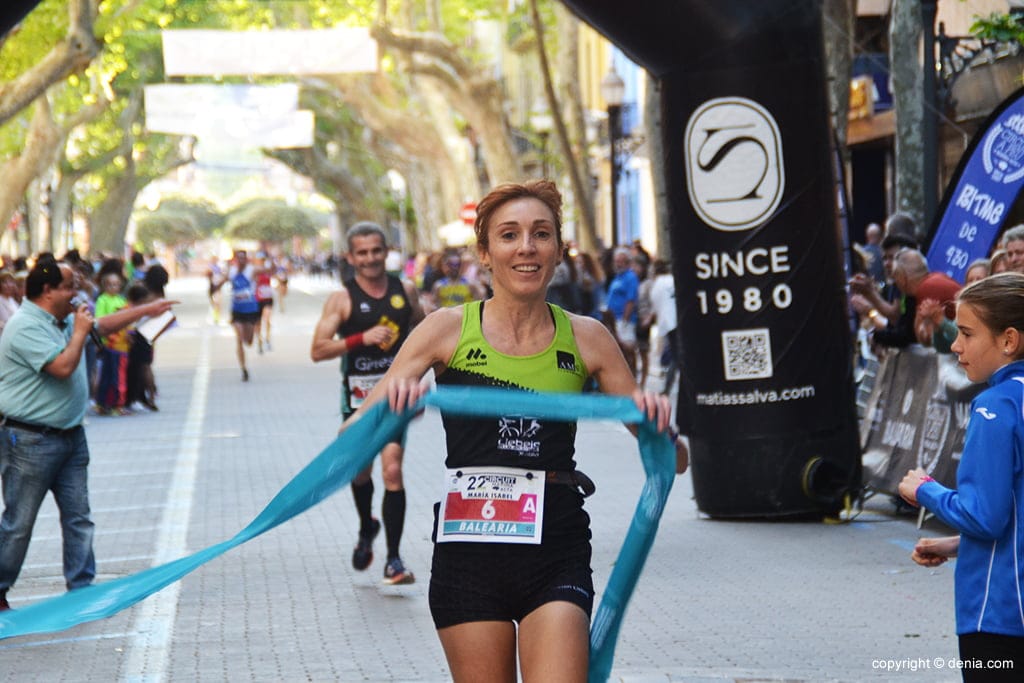 Moha Rida Younnes fue el ganador de la ' Volta a Peu a Dénia' 2 ma isabel ferrer entrando en meta