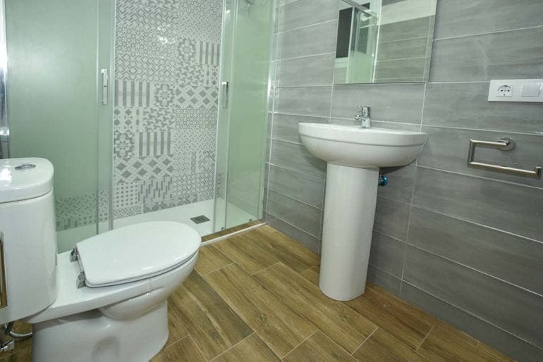 Mampara moderna Reformas Integrales Macamon