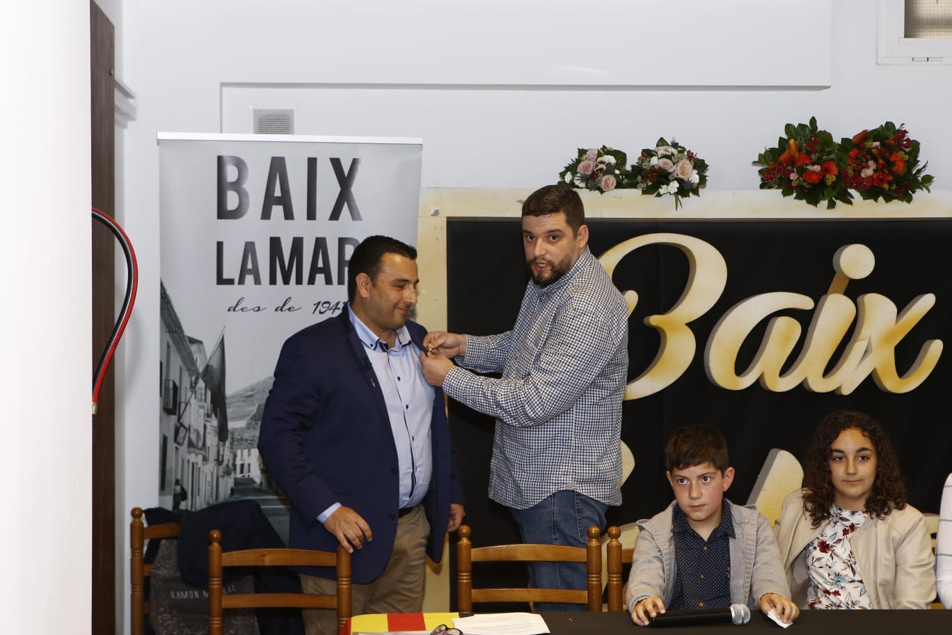 Los cargos 2018 de Baix la Mar dijeron adiós a su comisión durante la 'apuntà' de la falla 2 manuel marco impone la insignia a paco blanquer