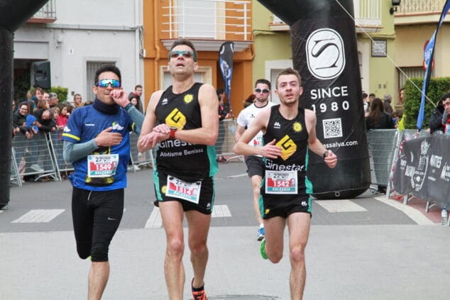 martinez con dos atletas beniseros