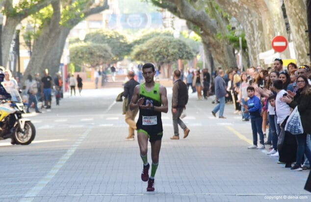 Moha Rida Younnes fue el ganador de la ' Volta a Peu a Dénia' 23 moha rida entrando en meta
