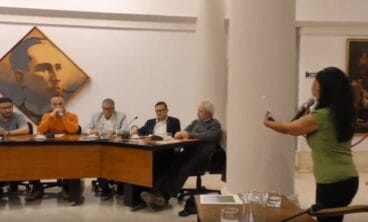 mujer explicando su situacion en el pleno