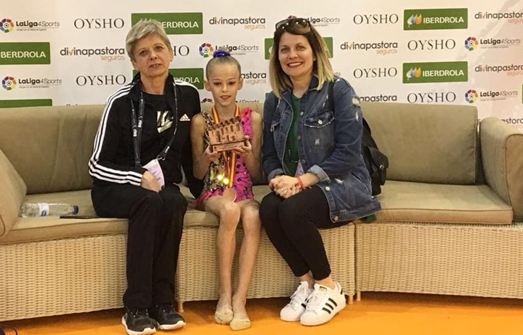 nelli airumian con sus entrenadoras