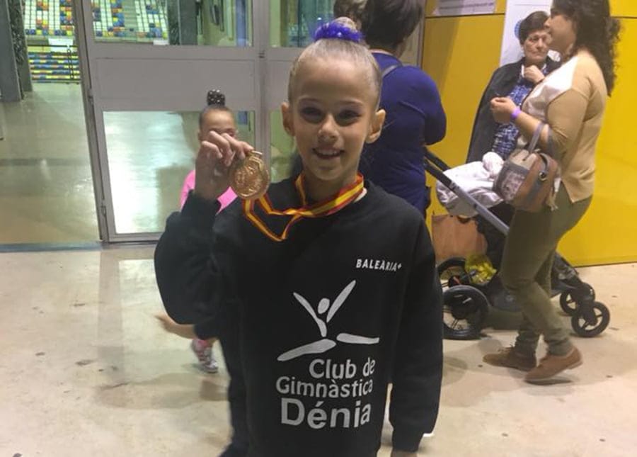 nelli airumian luciendo medalla