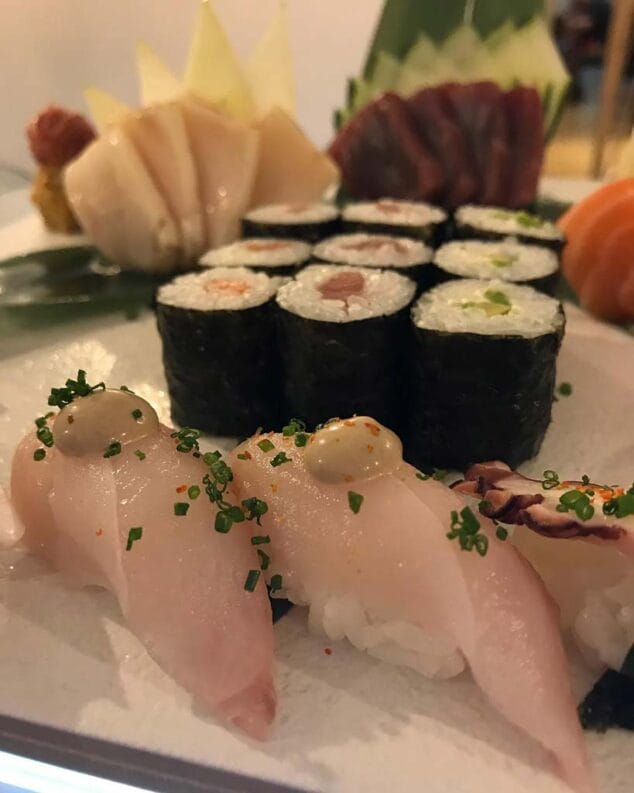 Disfruta de lunes a viernes de un menú delicioso con varios platos de sushi en Sushiber 4 nigiri de corvina sushiber