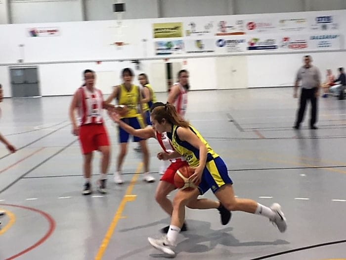 penetracion a canasta de una jugadora dianense