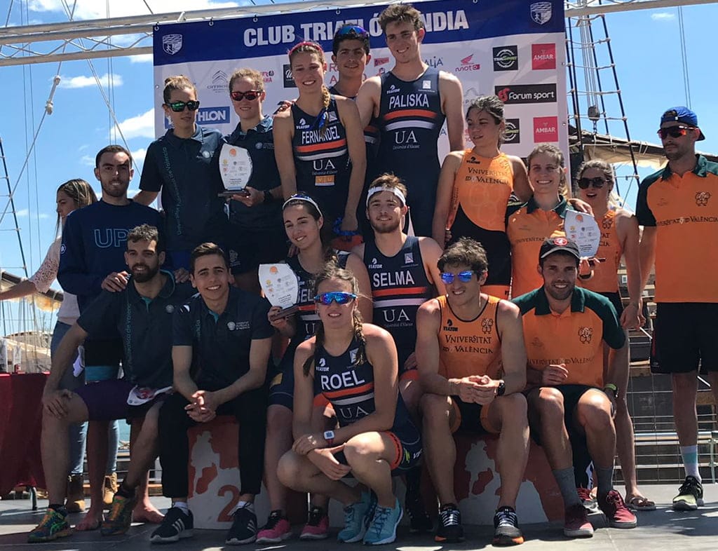 Andrea Fernández y Amparo Dolader triunfaron en el 'Autonómico Universitario de Triatlón' 3 podium equipos