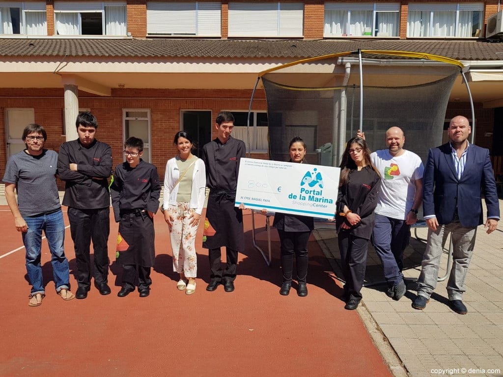 portal de la marina entrega el cheque de 800 euros al colegio raquel paya