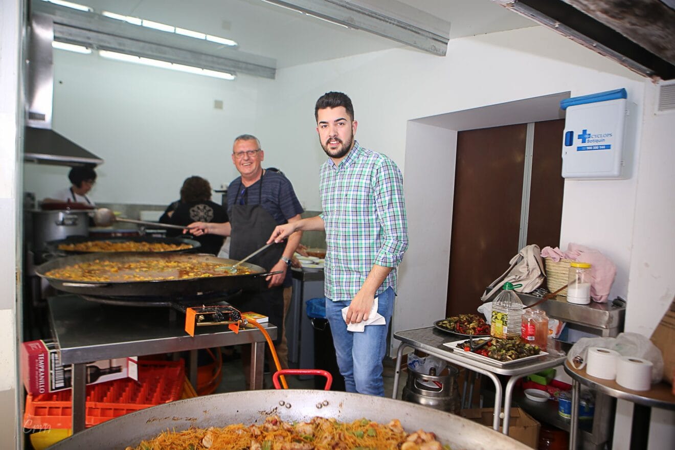 Preparando la fideuà de carne