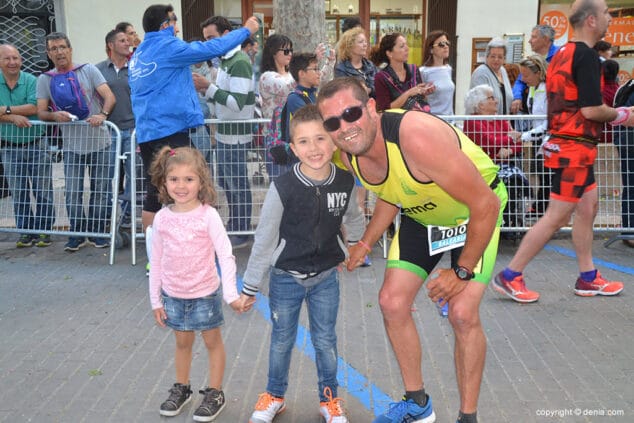 Moha Rida Younnes fue el ganador de la ' Volta a Peu a Dénia' 24 rafa con sus hijos