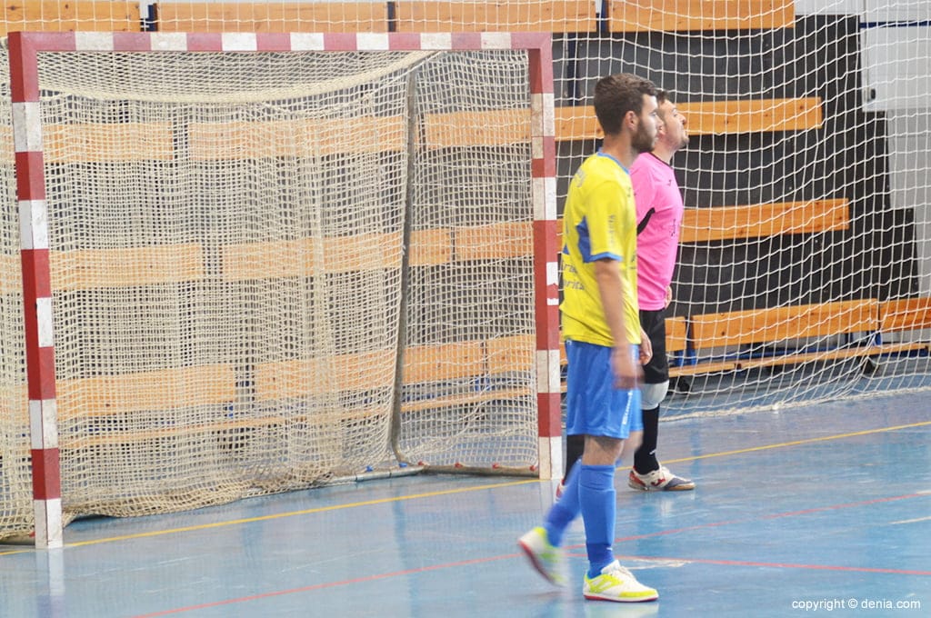 El CFS Dianense tiene más cerca el ascenso al ganar al San Blas FS (3-4) 2 roque junto a un defensor dianense