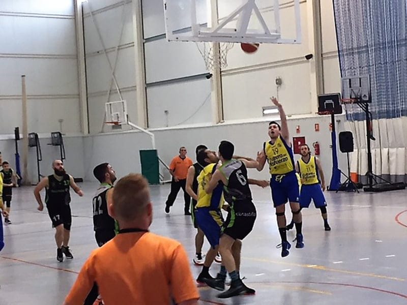 Buenos resultados para los equipos seniors del Dénia Básquet 3 tiro a canasta de un senior dianense