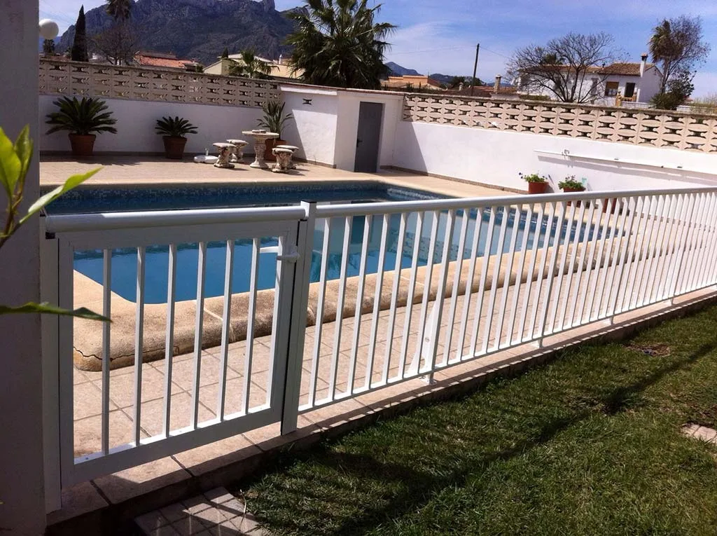 Vallas piscina Alucardona Pvc y Aluminios, S.L