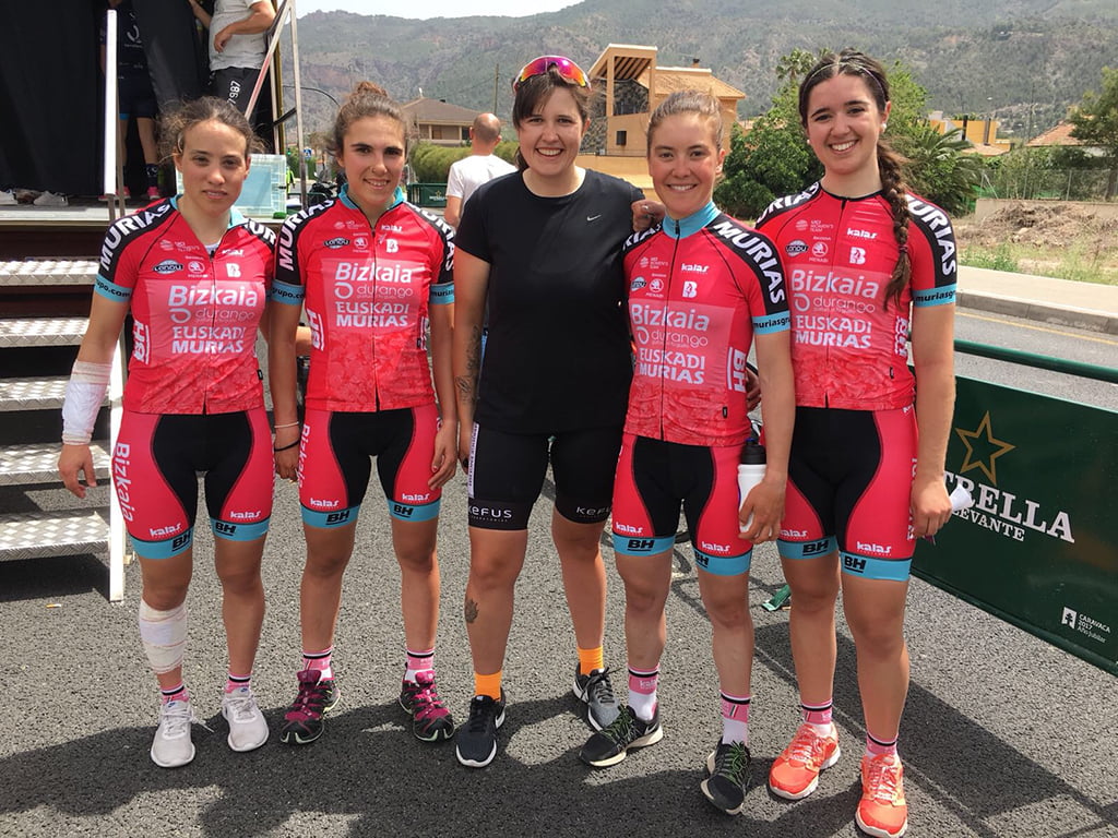 Ventsislava Mladenova con un grupo de ciclistas vascas