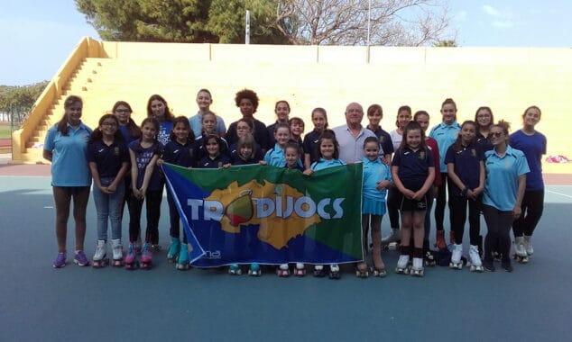 vicent crespo y escolares de patinaje con la bandra del tradijocs