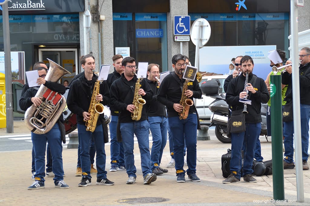 Dénia celebra la 'Volta a Peu' donde se esperan a más de 1.300 participantes 2 xaranga amenizando la carrera