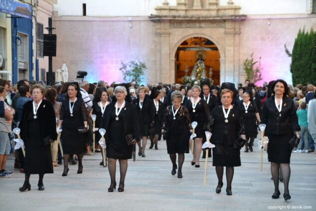 03 procesion de los desamparados denia 2018 la virgen saliendo de la iglesia