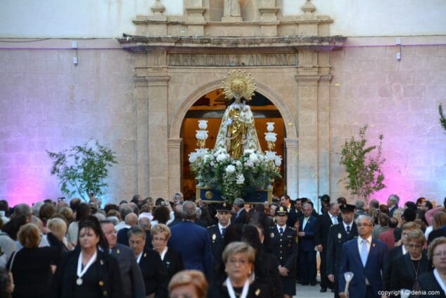 04 procesion de los desamparados denia 2018 la virgen saliendo de la iglesia