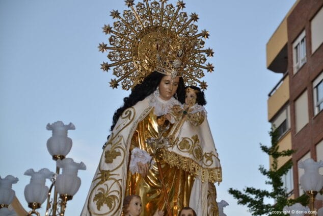 09 procesion de los desamparados denia 2018 la virgen saliendo de la iglesia
