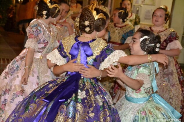 15 eleccion falleras mayores de denia 2019 abrazo colectivo