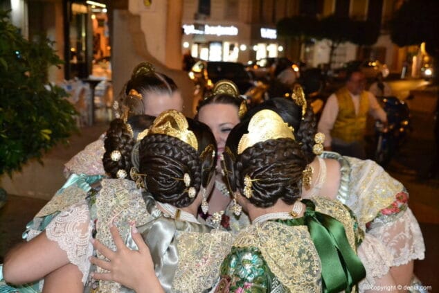 17 eleccion falleras mayores de denia 2019 abrazo colectivo