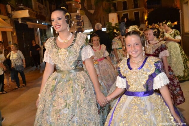 18 eleccion falleras mayores de denia 2019 amparo y neus al llegar a la glorieta