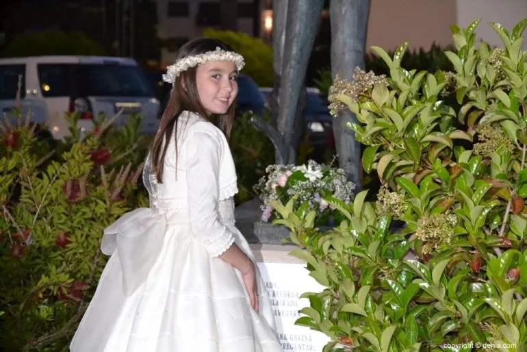 Procesión de los Desamparados Dénia 2018 - niña poniendo el ramo a los pescadores