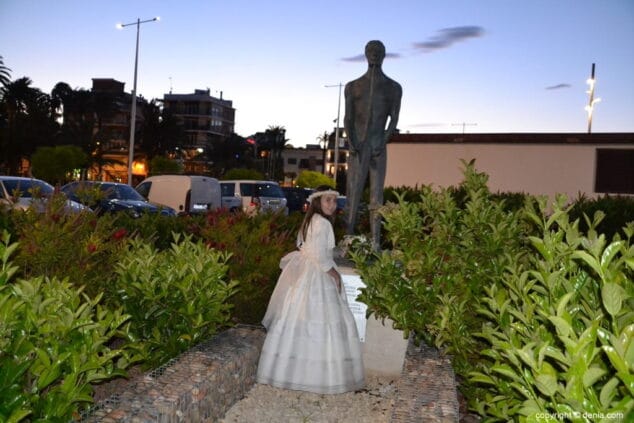 28 procesion de los desamparados denia 2018 nina poniendo el ramo a los pescadores