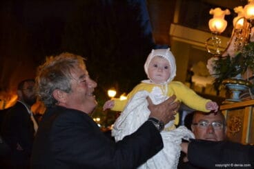 Procesión de los Desamparados Dénia 2018 – bebé a los pies d ela Virgen