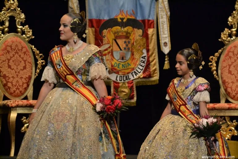 Despedida de las falleras mayores de Dénia 2018 - Melani y Carla escuchando al alcalde