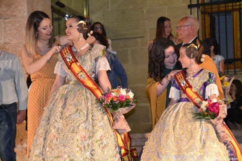 Elección Falleras Mayores de Dénia 2019 - Colocando la banda