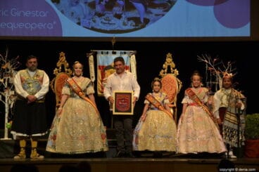 Despedida de las falleras mayores de Dénia 2018 – Reconocimientos a los artistas falleros