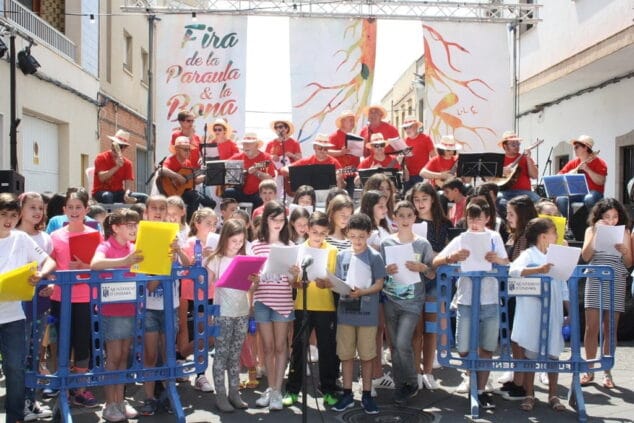 actuacion de la rondalla y los escolares
