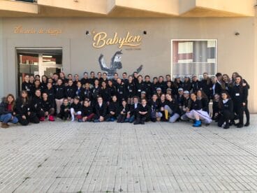 alumnos de babylon en la escuela