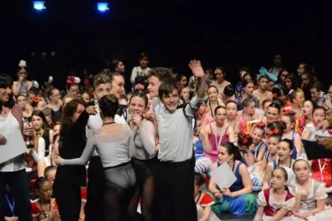 Alumnos de Babylon recibiendo un premio