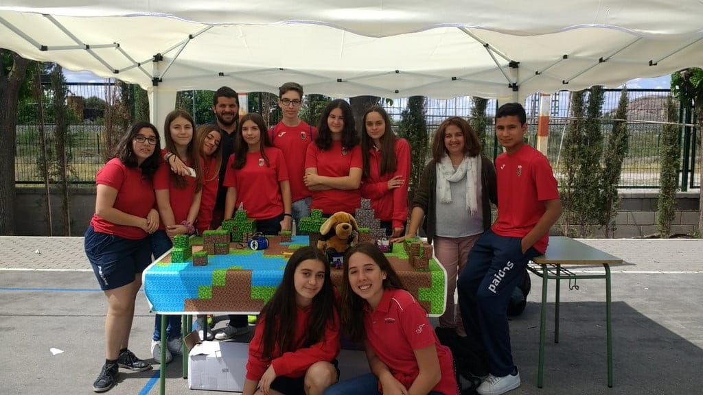 La colaboración entre alumnos del Paidos y del Raquel Payá logra el 2º premio en un certamen de robótica 2 alumnos del colegio paidos en el concurso de robotica