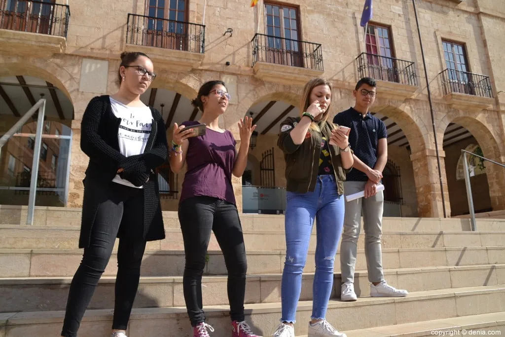"Soy alérgica a la injustica", el grito silencioso del IES Número 3 contra la sentencia de 'La Manada' 3 alumnos del ies numero 3 que han leido en la concentracion