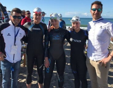 Andrea Fernández junto a Amparo Dolader y sus entrenadores