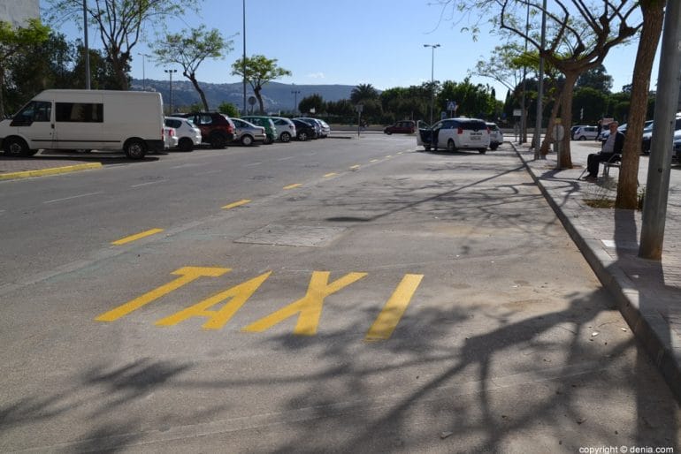 Aparcamiento de taxis en la nueva estación de autobús de Dénia